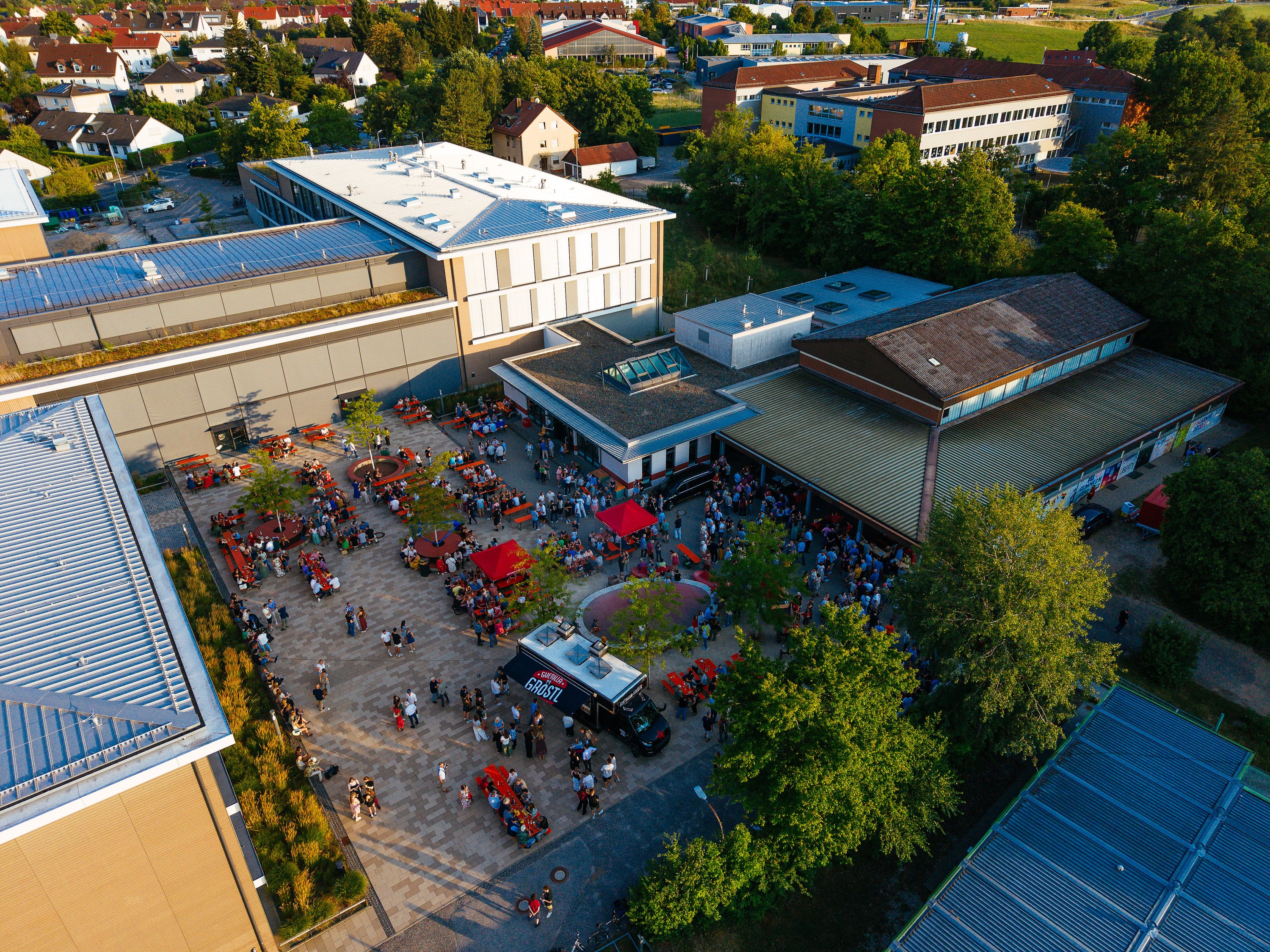 Leibniz-Gymnasium Altdorf: Ehemaligenfest drohne